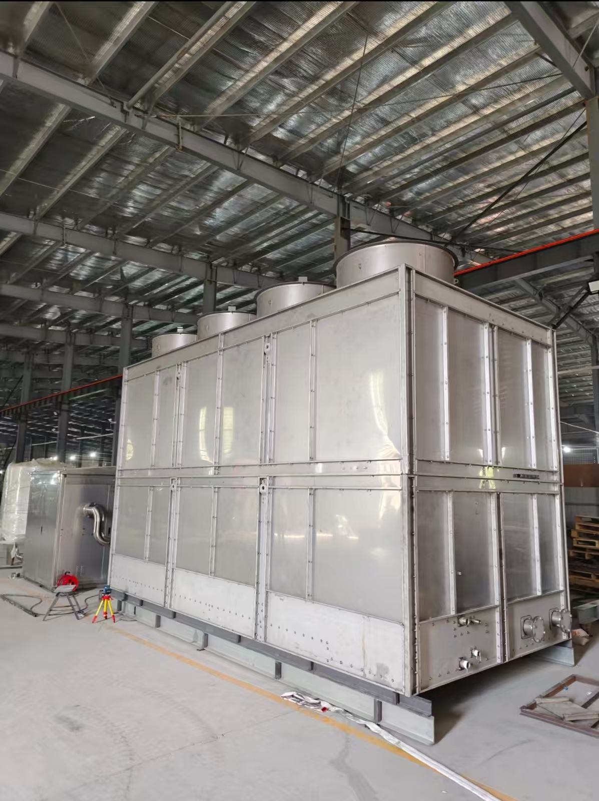 Torre de resfriamento fechada de fluxo composto